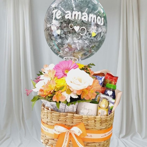 Linda cesta com flores e balão