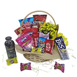 Imagem de Cesta de Guloseimas com Flores e Suco de Uva