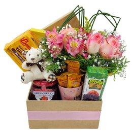 Imagem de Café na Caixa com Arranjo de Rosas