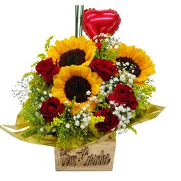 Imagem de Arranjo Rústico de Girassol com Rosas Vermelhas