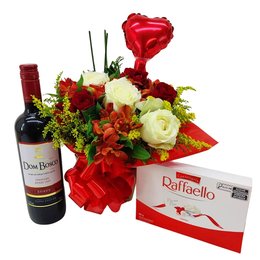 Imagem de Arranjo de rosas vermelhas e brancas com vinho e choco