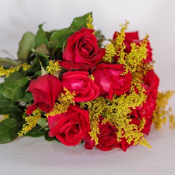 Buquê Luxo 12 Rosas Vermelhas