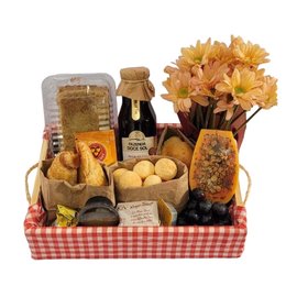 Imagem de  Café da Manhã com Pão de Batata, Frutas e Bolo