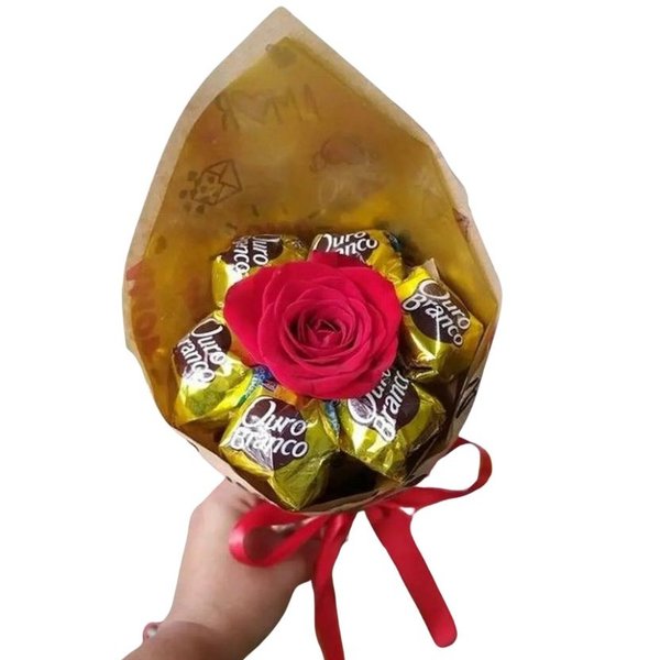 Buquê de Chocolate Ouro Branco com Botão de Rosa