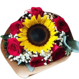Imagem de Buquê de Girassol com Rosas Vermelhas
