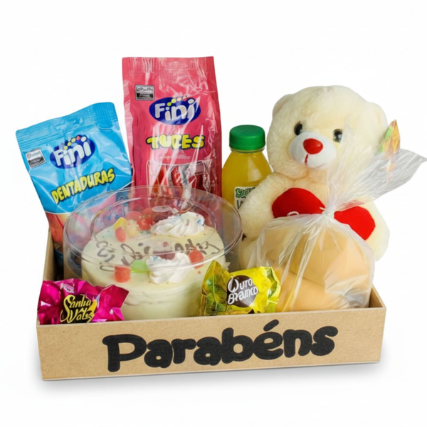 Bandeja de Café da Manhã com Bolo Infantil