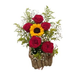 Imagem de Arranjo de Rosas Vermelhas com Girassol