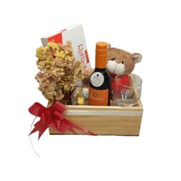 Imagem de Cesta Presente Especial Mini Vinho, Rafaelo e Pelúcia