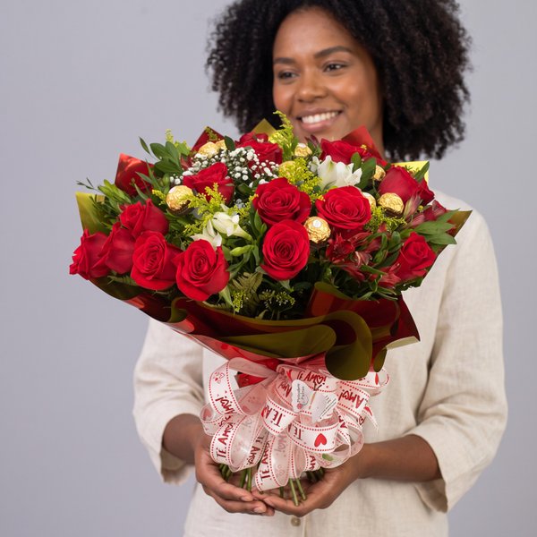 Buquê 24 Rosas e Chocolate