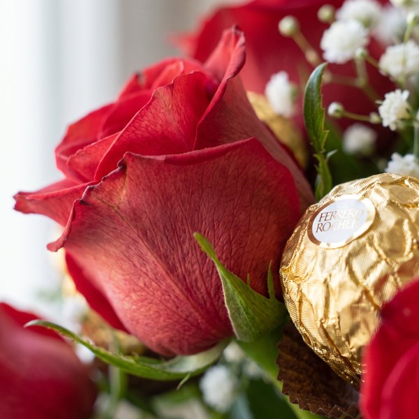 Buquê 24 Rosas e Chocolate