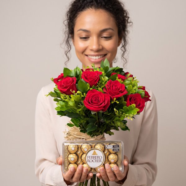 Buquê com 20 rosas vermelhas e murta