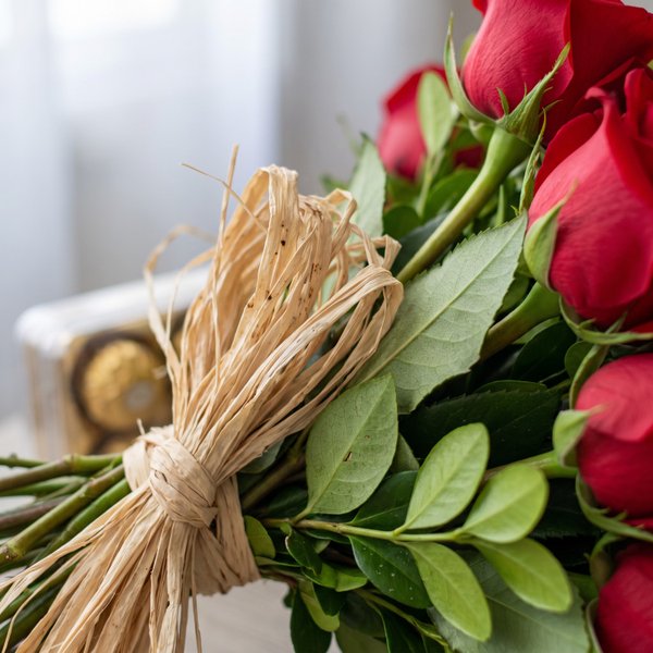 Buquê com 20 rosas vermelhas e murta