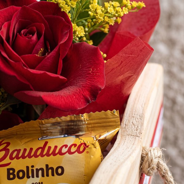 Cesta de Café da Manhã Com Flores Média