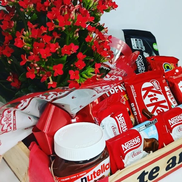 Cesta Romântica de Chocolates Média Com Flor