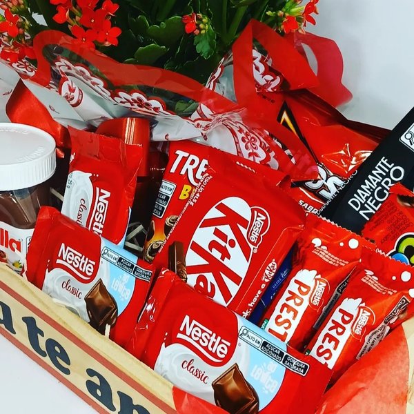 Cesta Romântica de Chocolates Média Com Flor