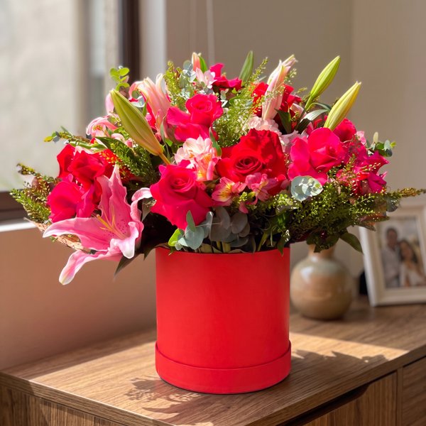 Caixa Box com Lírios e Rosas Colombianas e Nacionais.