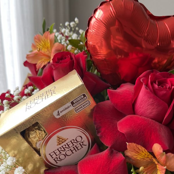 Arranjo 5 Rosas, Balão & Ferrero Rocher 4un