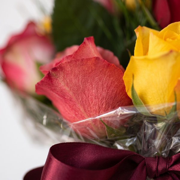 Buquê Misto de Rosas Vermelhas, Laranjas & Amarelas