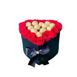 Imagem de Box coração com rosas e chocolate