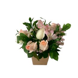 Imagem de Arranjo Delicado de Rosas e Astromélias