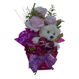 Imagem de Arranjo de Rosas com Pelúcia e Bombons