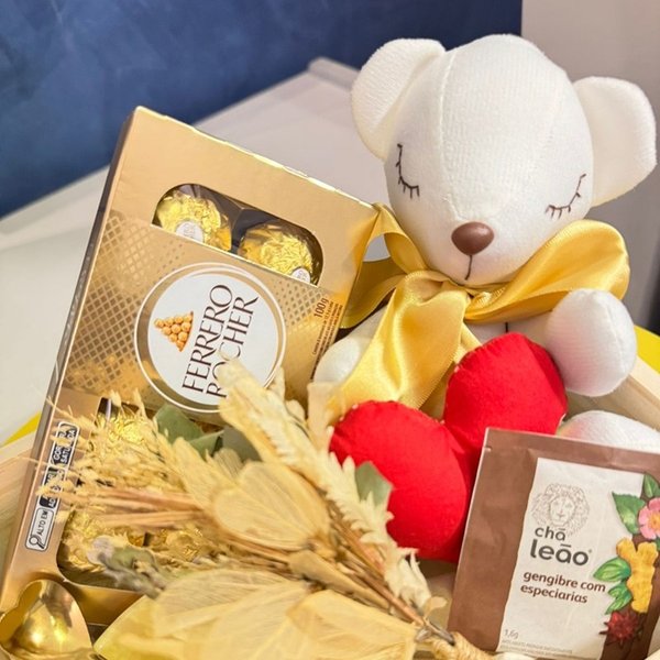 Cesta Box Premium Afeto em Pinus com Ferrero e Pelúcia