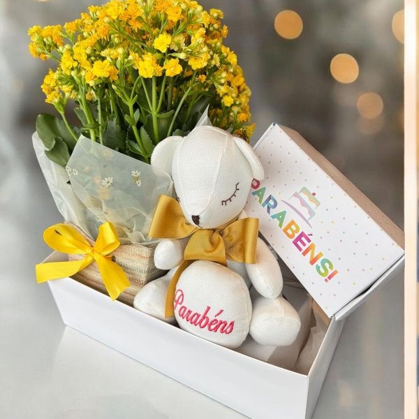 Cesta de Aniversário Doce Alegria: Flor e Brigadeiro