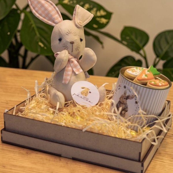 Cesta de Páscoa Encantada com Pelúcia e Chocolates