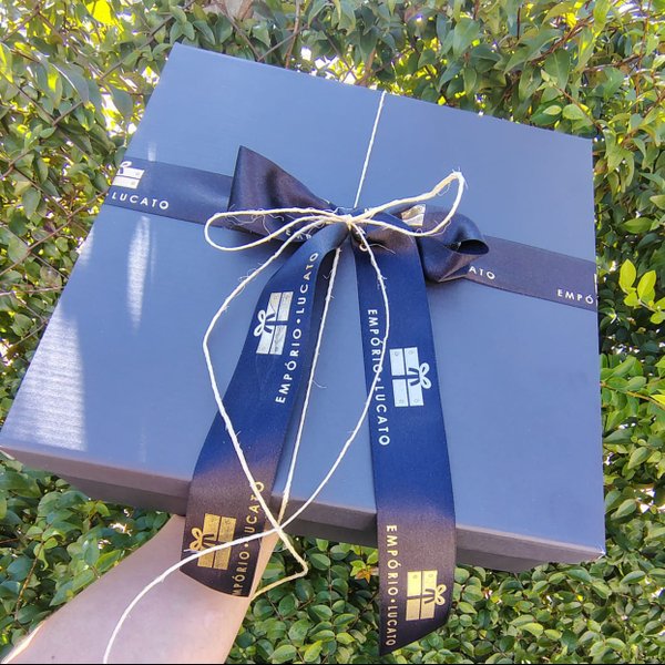 Cesta Presente com Vinho, Aperitivos e Chocolates Pais
