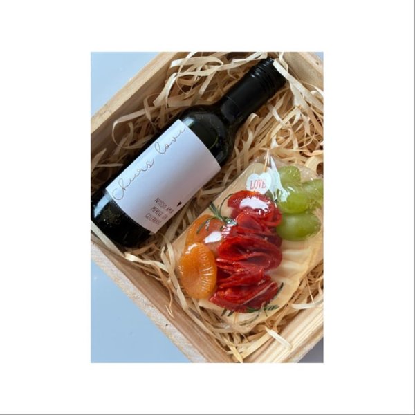 Box Celebre o Amor Vinho e Charcutaria
