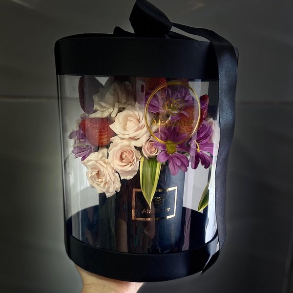 Box Vitrine Floral com Morangos e Macaron 