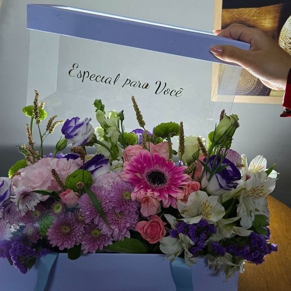 Arranjo de Flores Naturais Dança em Lilás 