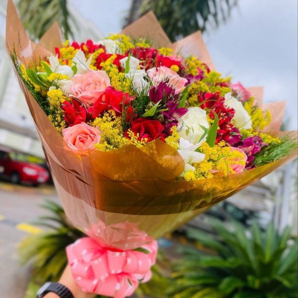 Buquê Mix de Rosas Coloridas