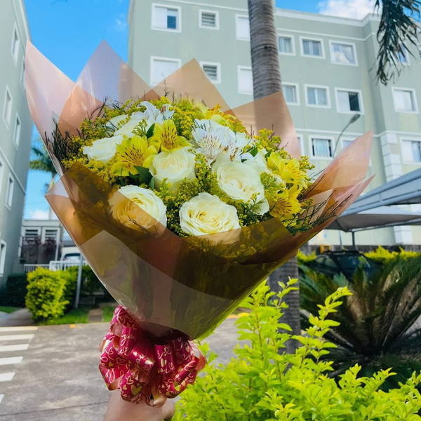 Buquê Louis 12 Rosas Brancas