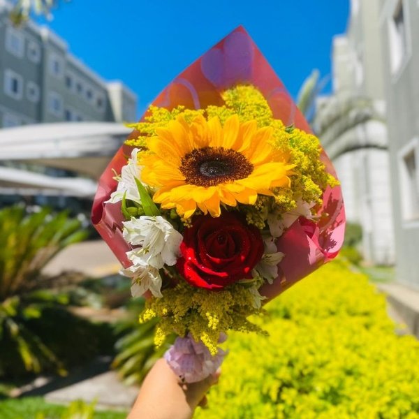 Charmoso Buquê Rosa com Girassol