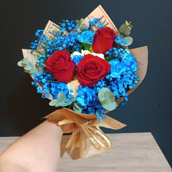 Buquê de Rosas com Flores Azuis Dois Tons de Amor