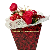 Arranjo Flores e Corações em Rosas