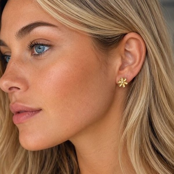 Brinco Flor Ponto de Luz Banhado a Ouro 18K