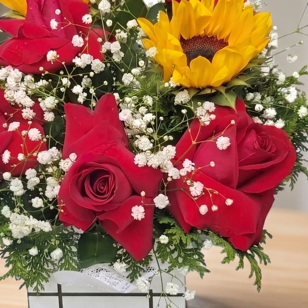 Arranjo de Girassóis e Rosas Vermelhas 