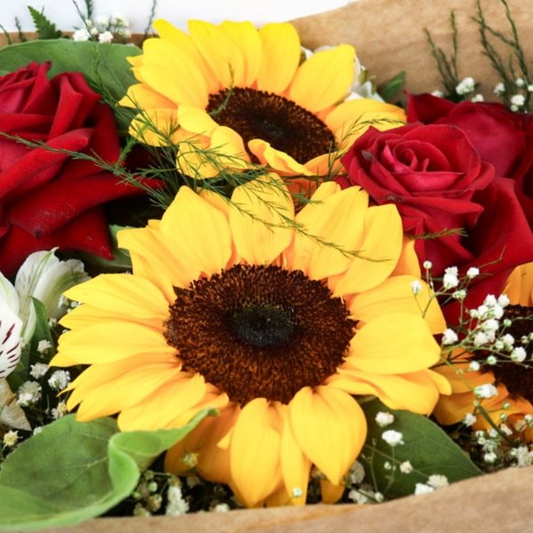 Buquê com 3 Rosas Vermelhas e 3 Girassóis