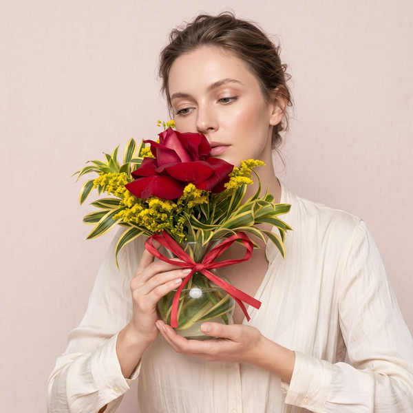 Arranjo de Uma Rosa no Vidro 