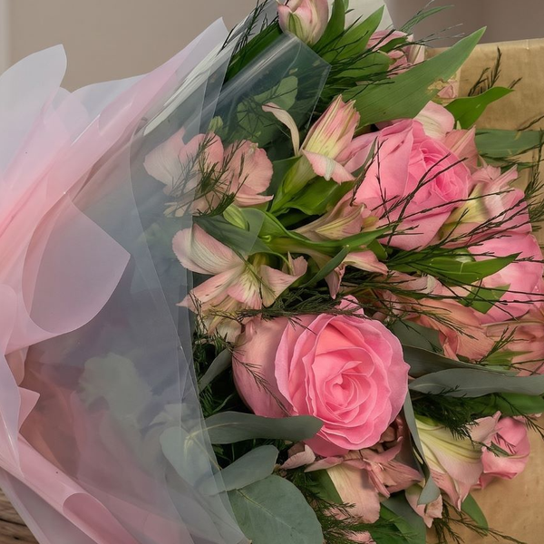 Ramalhete Rosas e Astromélias Cor de Rosa 