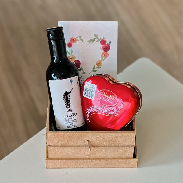 Cesta Vinho e Chocolate Lindt 