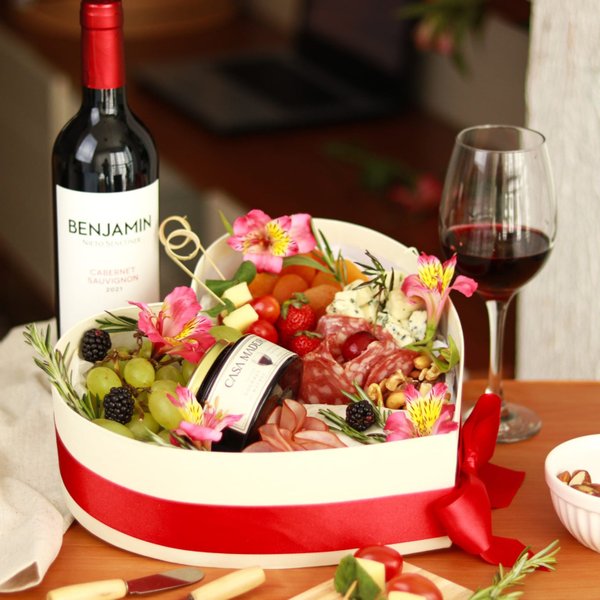 Cesta Queijo e Vinho Coração 