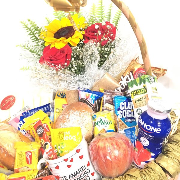 Cesta de café da manhã com flores 