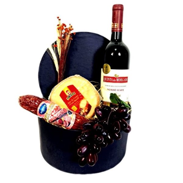 Cesta com Vinho e  Queijo