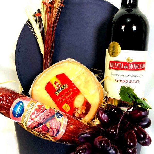 Cesta com Vinho e  Queijo