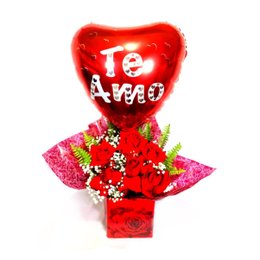 Imagem de Arranjo  de Rosas  Vermelhas, com balão