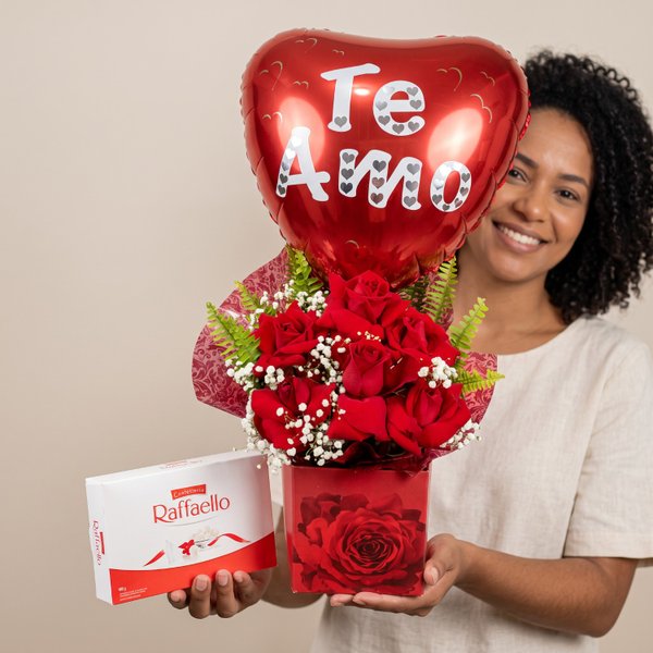 Arranjo de rosas vermelhas com  balão e chocolate 