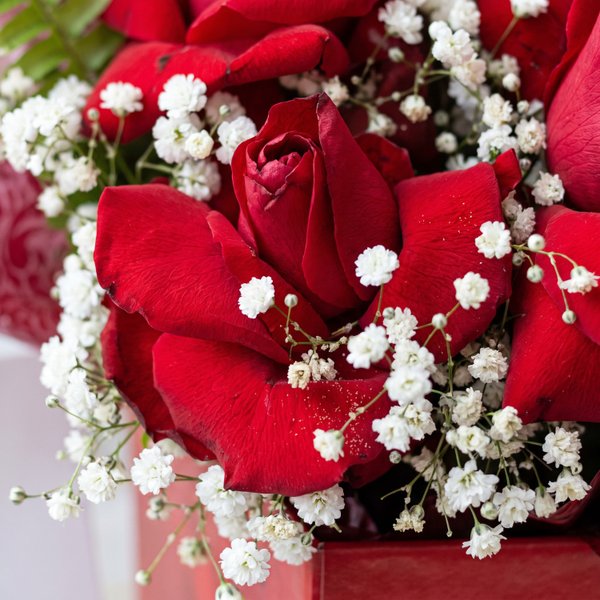 Arranjo de rosas vermelhas com  balão e chocolate 